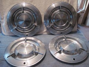 Pontiac 1961 spinner hubcaps