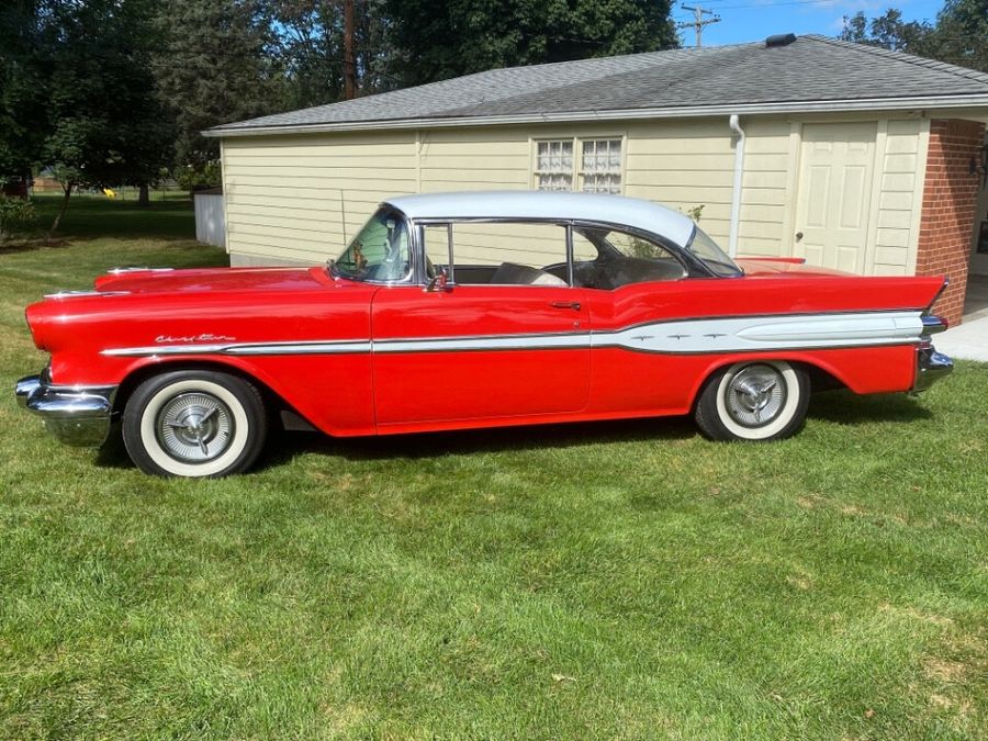 1957 Pontiac Chieftain 2-door Hardtop #2624337 | Hemmings