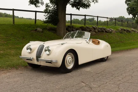 ハンドメイドモデル 1/43 JAGUAR XK120 1950 ホワイト 1950 Jaguar XK120 White Manual, 4 speed Left Hand Drive in