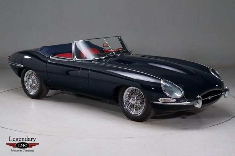 Video] Incredible Jaguar E-type series 1 track battle