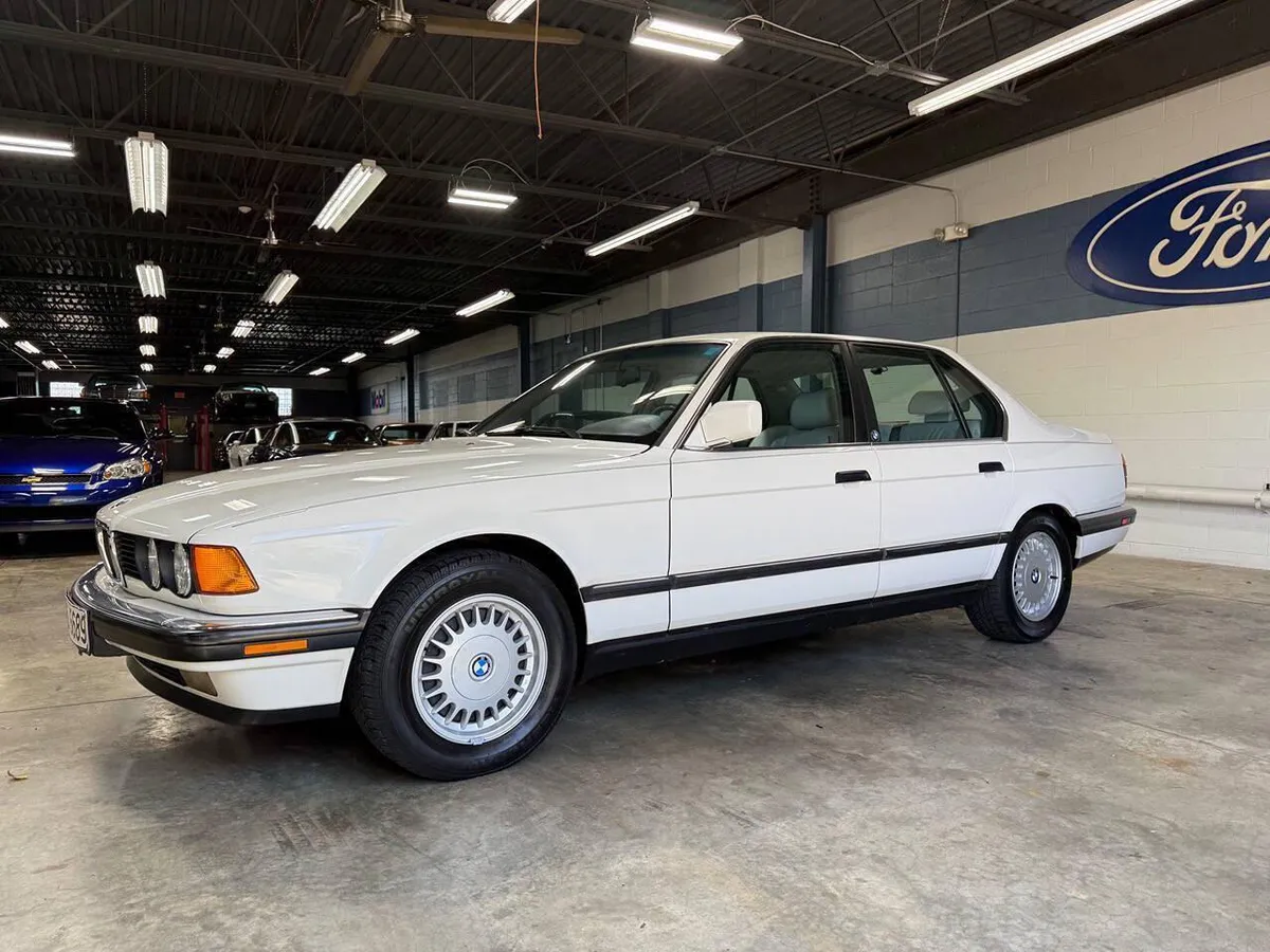 BMW 7 Series (E32)