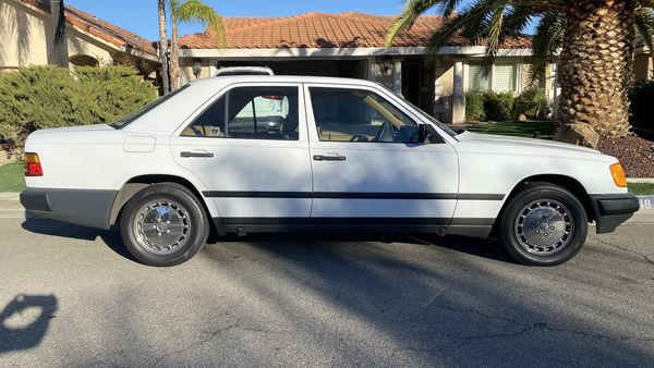 1987 Mercedes-Benz 260E