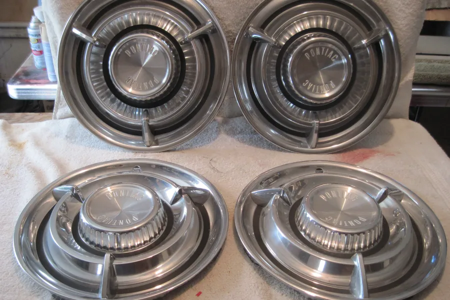 spinner hub caps for 1958 Pontiac Bonneville - Hemmings