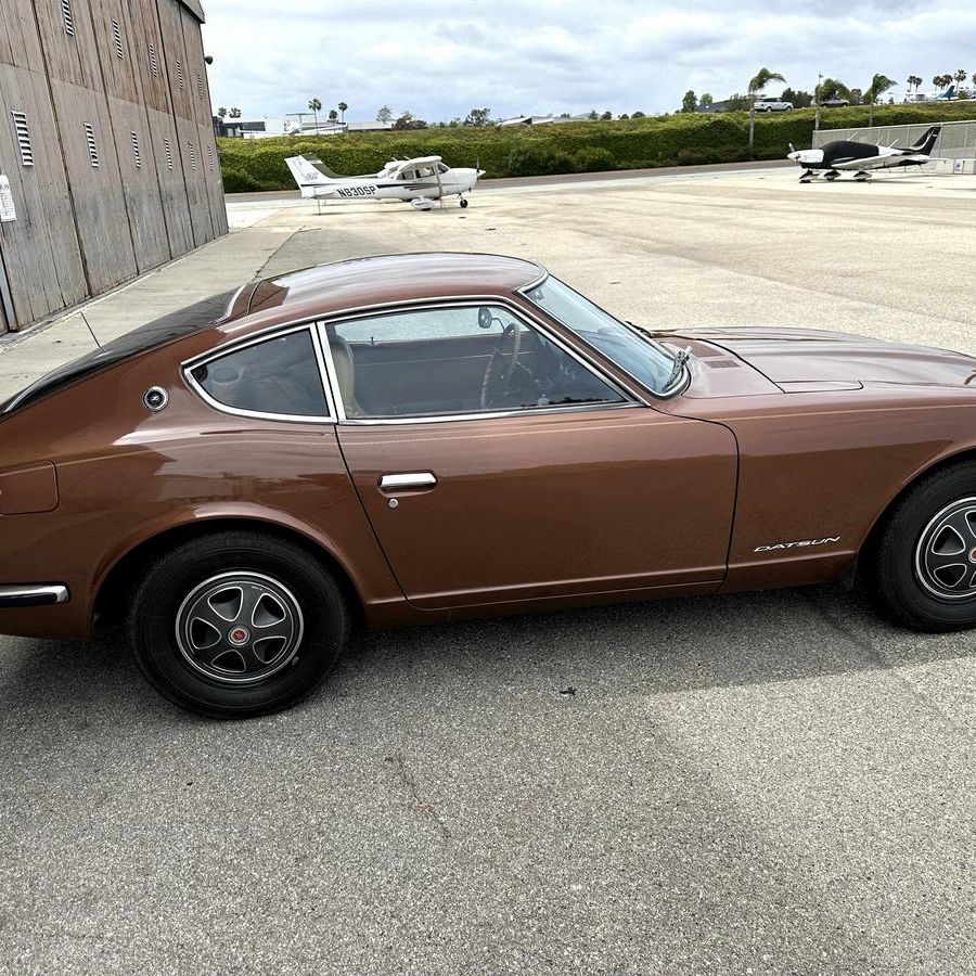 brown datsun 240z