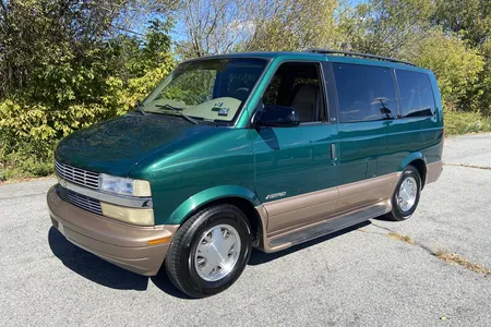 The 1994 Chevrolet Astro EXT Is An Unlikely 1:64-Scale